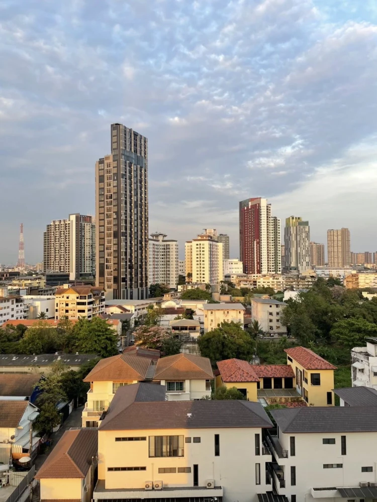 For rent: Aspire Sukhumvit - Rama 4, 10th floor, unobstructed view, no tall buildings blocking the view, with stunning built-in furniture. Don't miss