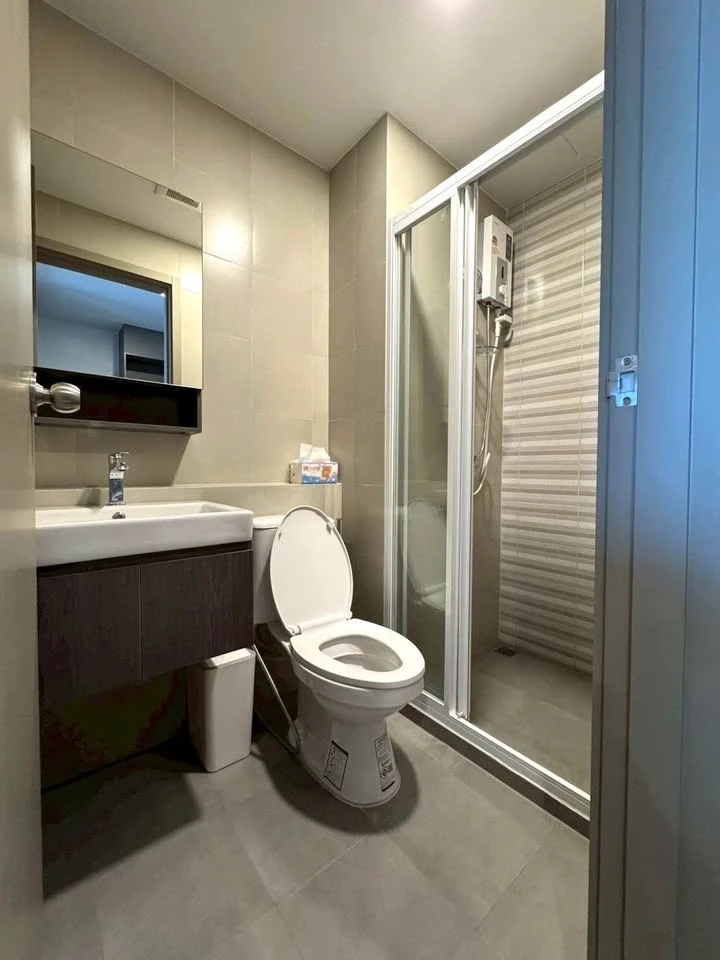 For rent: Aspire Sukhumvit - Rama 4, 16th floor, swimming pool view. Interested? Reserve now, don't delay.