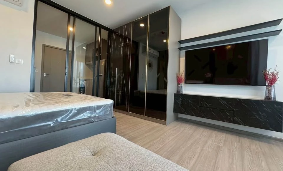 For rent: Aspire Sukhumvit - Rama 4, 16th floor, swimming pool view. Interested? Reserve now, don't delay.
