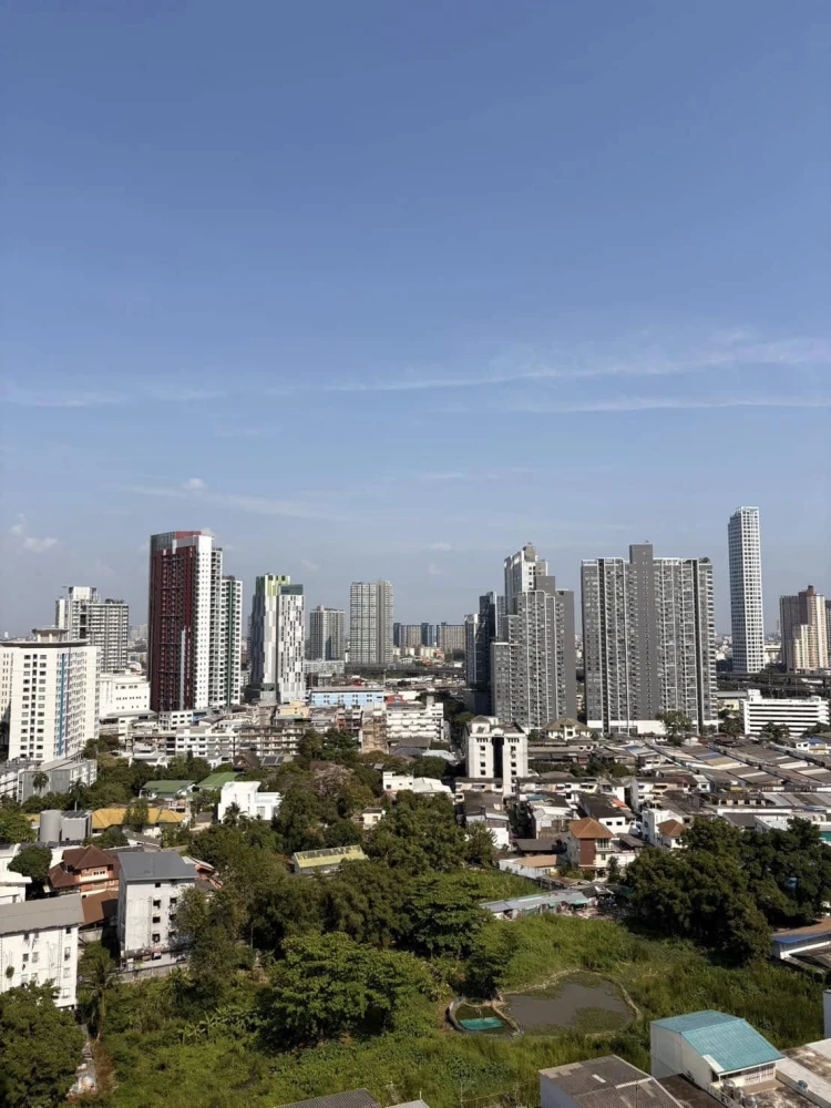 For rent: Aspire Sukhumvit - Rama 4, 19th floor. Unobstructed view, no tall buildings blocking the view. Minimalist decor, very comfortable to live in