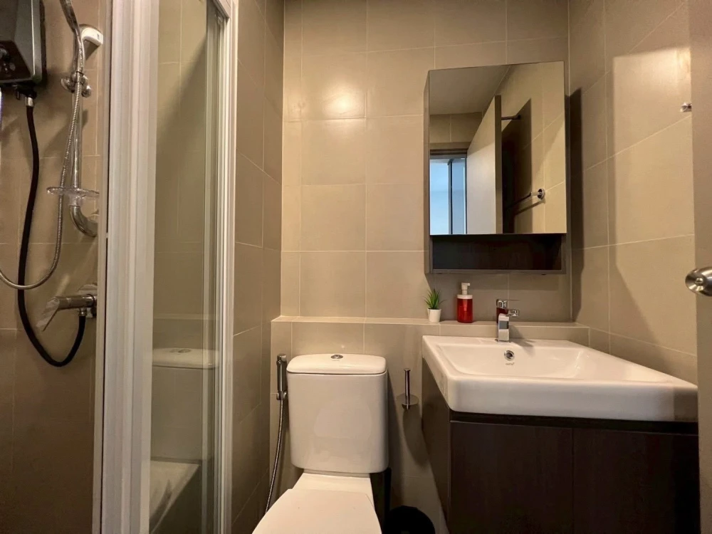 For rent: Aspire Sukhumvit - Rama 4, 24th floor, unobstructed city view, no construction noise. Fully furnished with built-in furniture. Ready to move