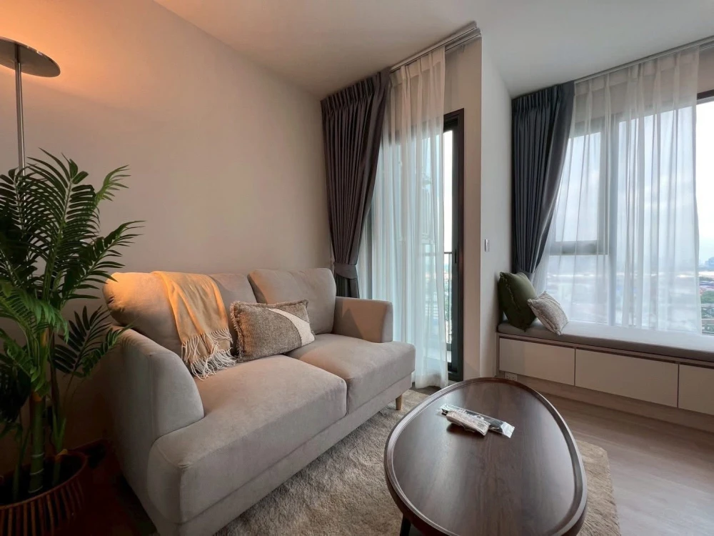 For rent: Aspire Sukhumvit - Rama 4, 24th floor, unobstructed city view, no construction noise. Fully furnished with built-in furniture. Ready to move