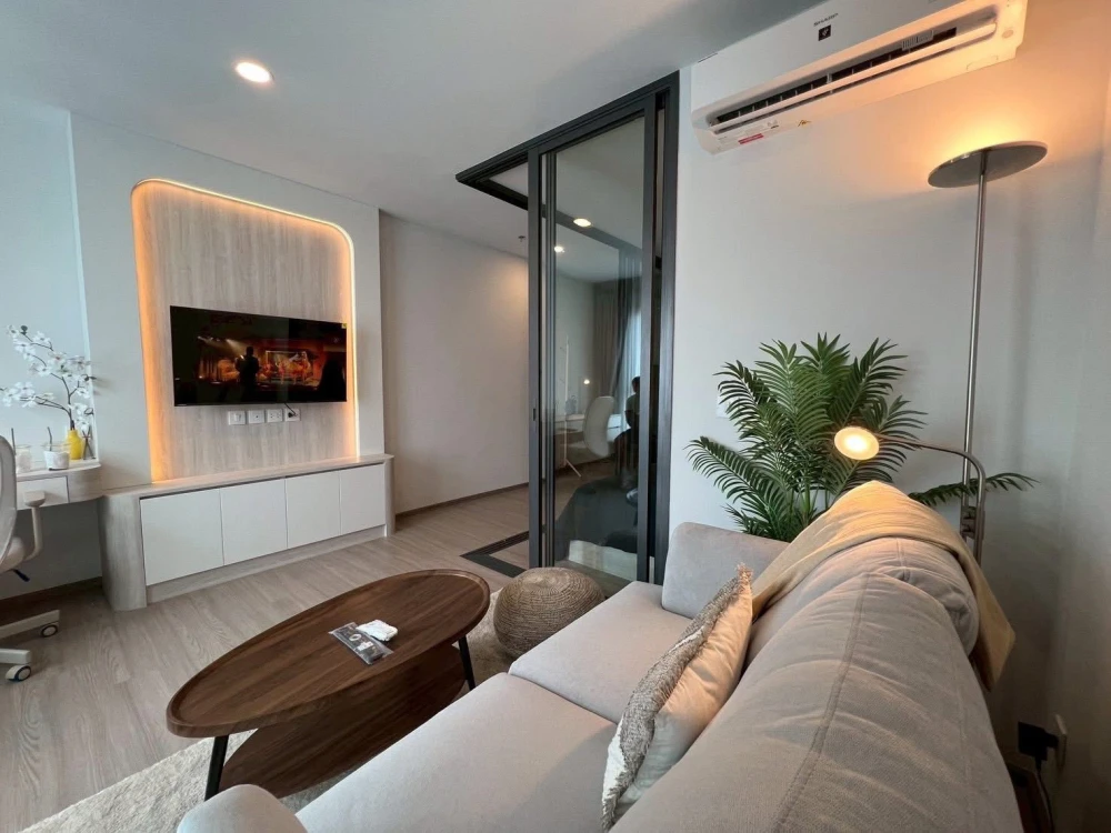 For rent: Aspire Sukhumvit - Rama 4, 24th floor, unobstructed city view, no construction noise. Fully furnished with built-in furniture. Ready to move