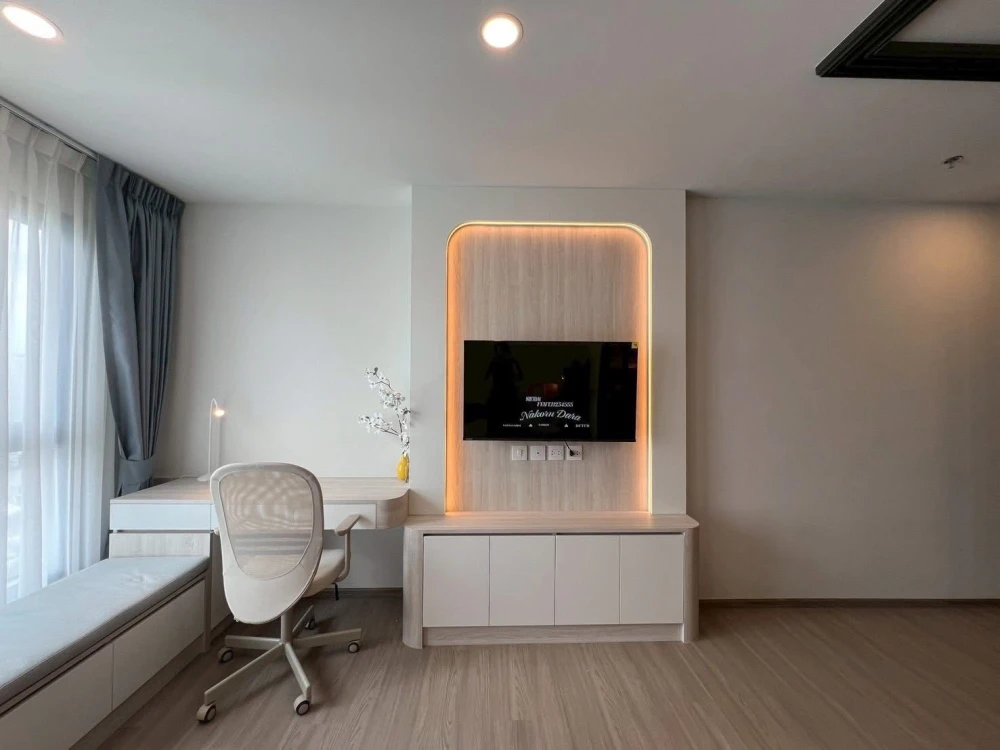 For rent: Aspire Sukhumvit - Rama 4, 24th floor, unobstructed city view, no construction noise. Fully furnished with built-in furniture. Ready to move