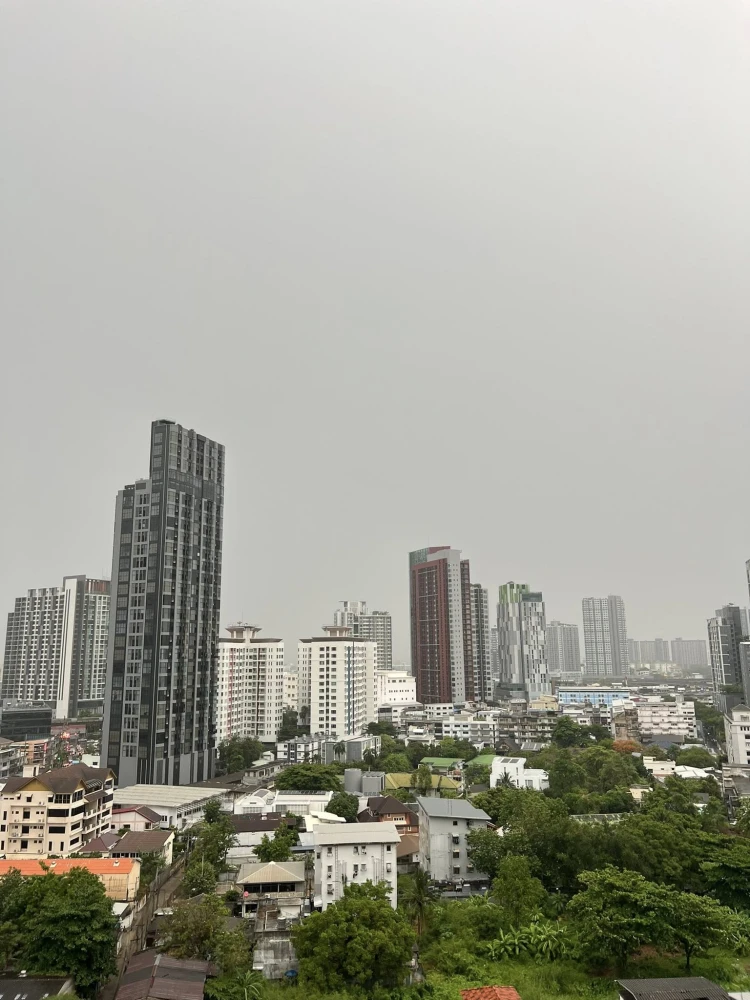 For rent: Aspire Sukhumvit - Rama 4. Stunning city views with no obstructions. Bright, airy, and comfortable atmosphere.