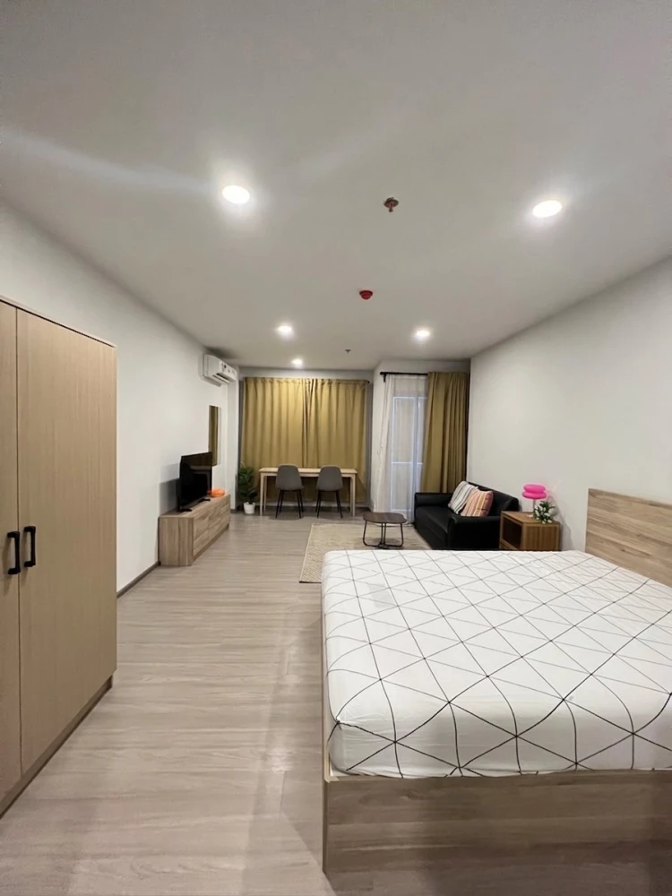 For rent: Aspire Sukhumvit - Rama 4. Stunning city views with no obstructions. Bright, airy, and comfortable atmosphere.