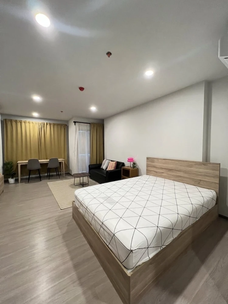 For rent: Aspire Sukhumvit - Rama 4. Stunning city views with no obstructions. Bright, airy, and comfortable atmosphere.