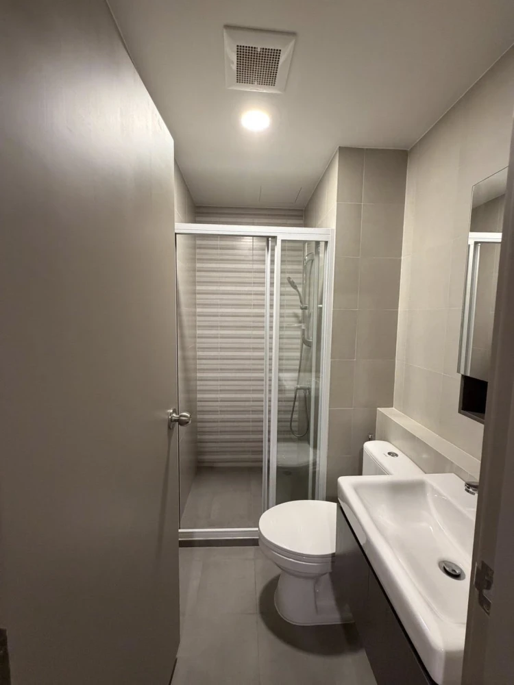 For rent: Aspire Sukhumvit - Rama 4, nice room, 10th floor, good location, complete facilities, reserve now.