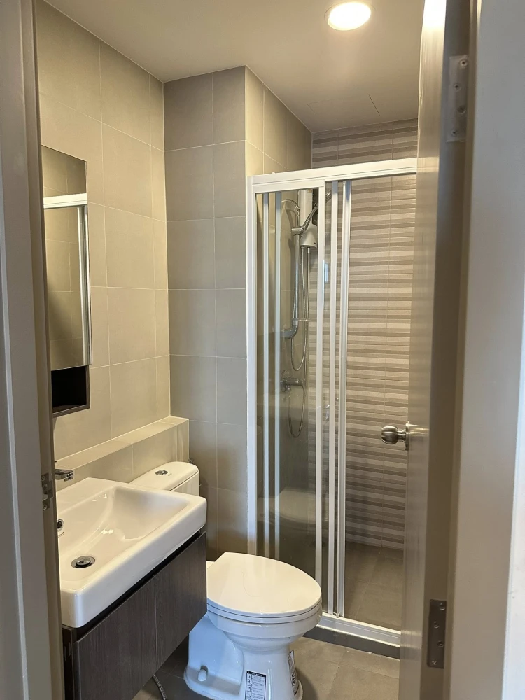 For rent: Aspire Sukhumvit - Rama 4, corner room, not crowded, fully furnished, beautiful view, just bring your bags and move in.