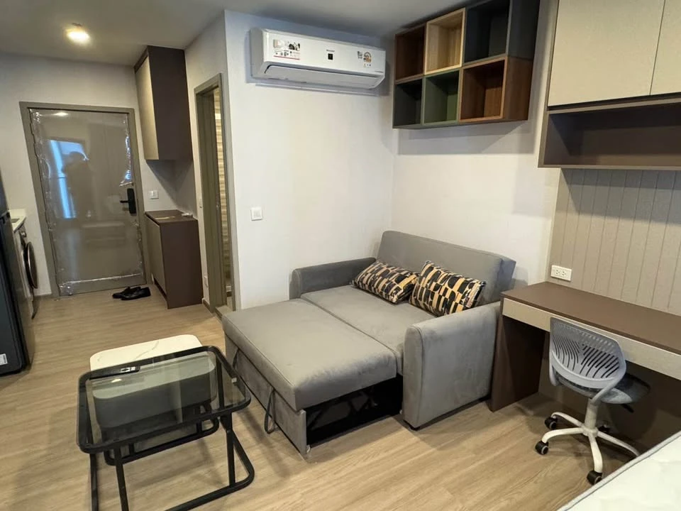 For rent: Aspire Sukhumvit - Rama 4, studio room, fully furnished with stunning built-in furniture. Don't miss out!