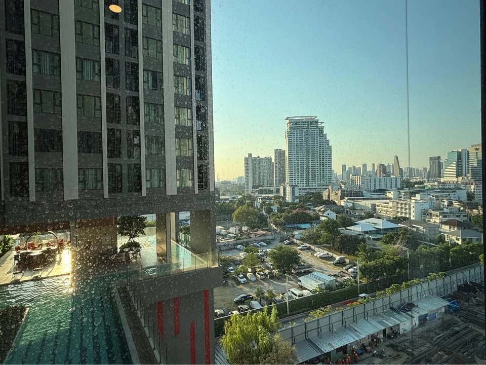 For rent: Aspire Sukhumvit - Rama 4, studio room, minimalist style, fully furnished, pool view. Book now!