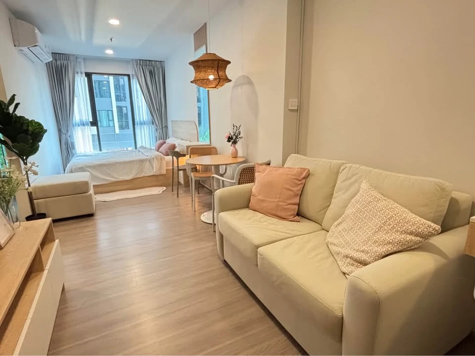 For rent: Aspire Sukhumvit - Rama 4, studio room, minimalist style, fully furnished, pool view. Book now!