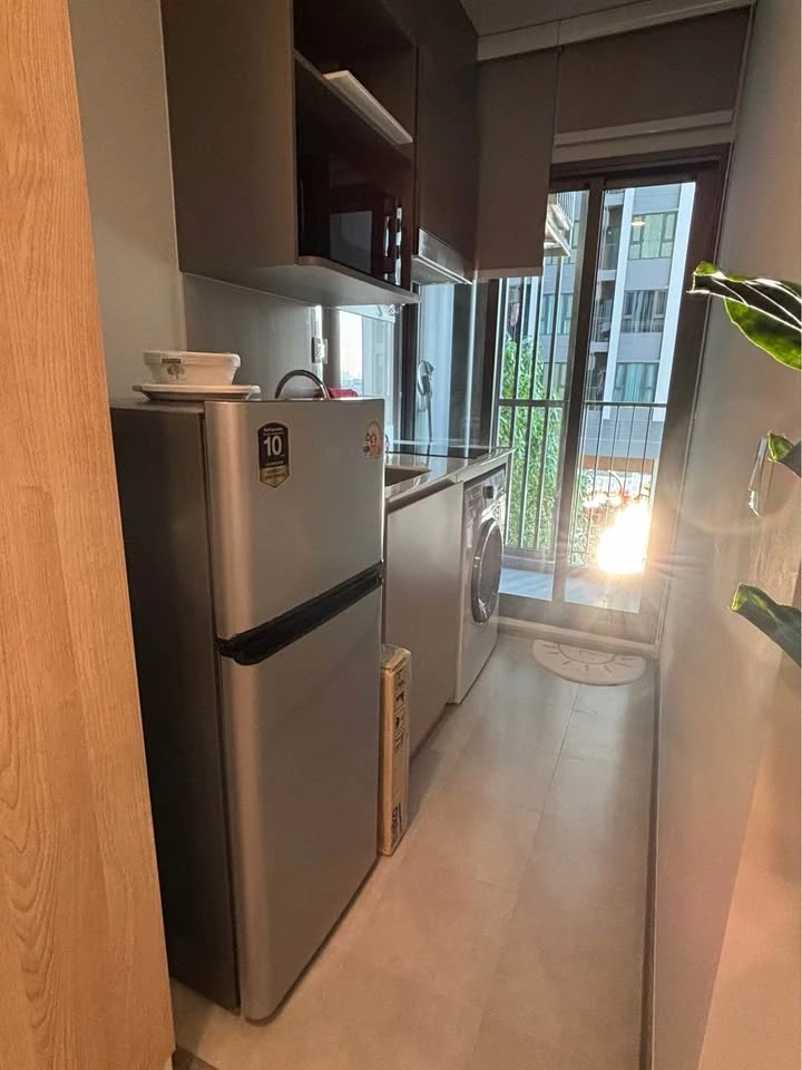 For rent: Aspire Sukhumvit - Rama 4, studio room, minimalist style, fully furnished, pool view. Book now!