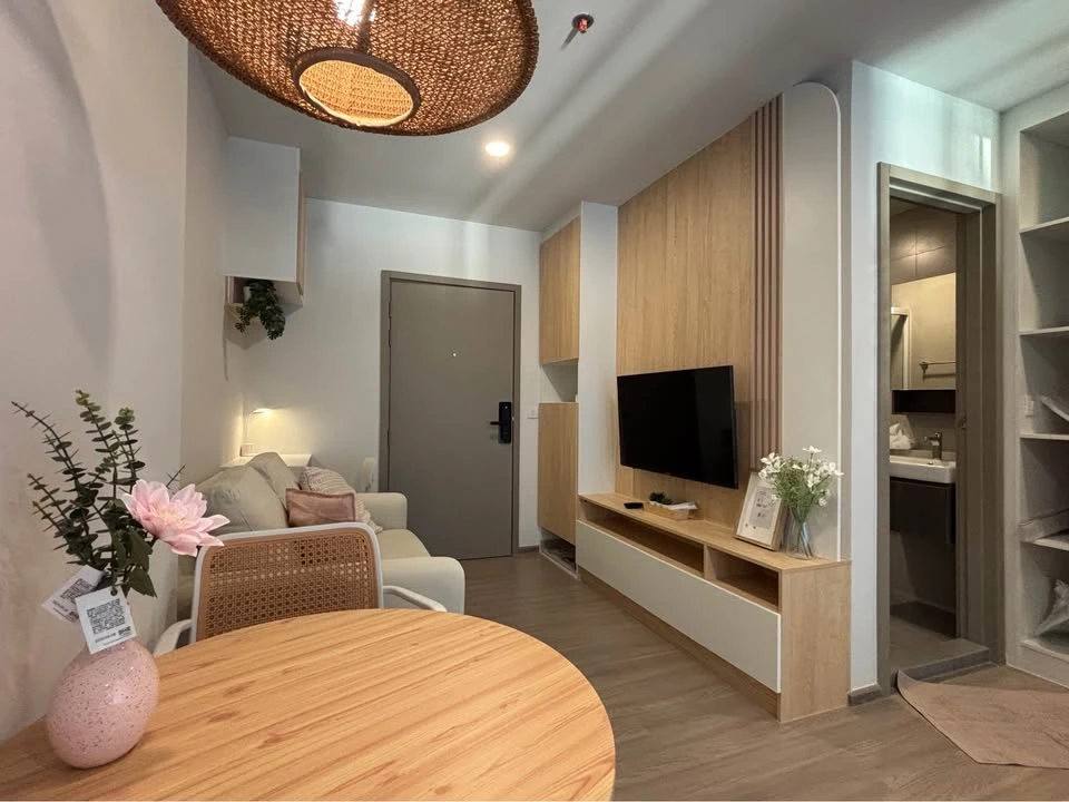 For rent: Aspire Sukhumvit - Rama 4, studio room, minimalist style, fully furnished, pool view. Book now!