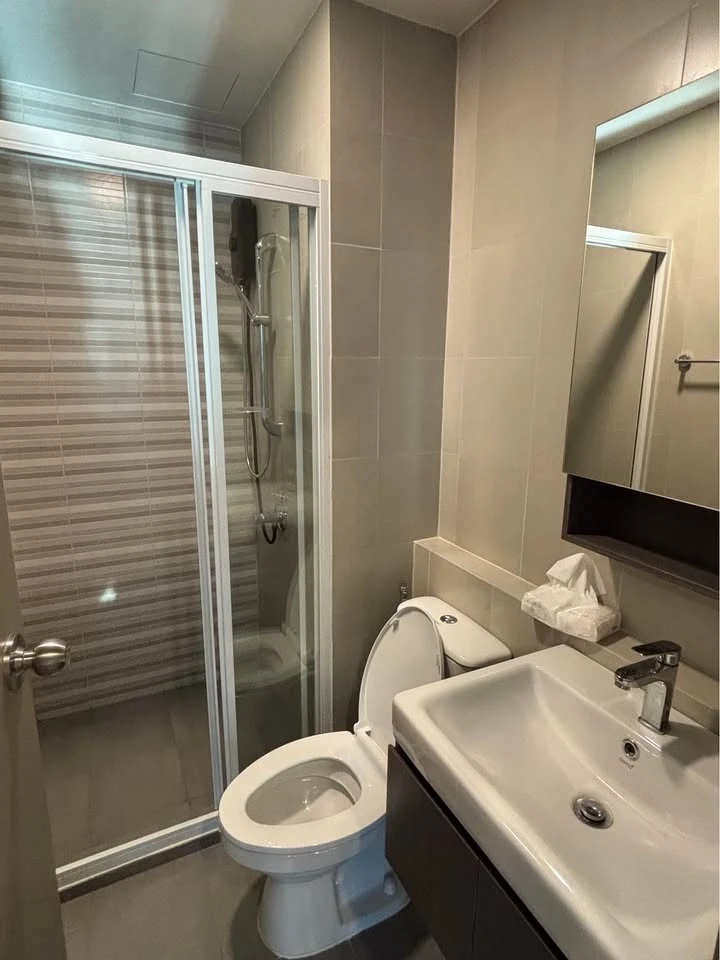 For rent: Aspire Sukhumvit - Rama 4, studio room, minimalist style, fully furnished, pool view. Book now!