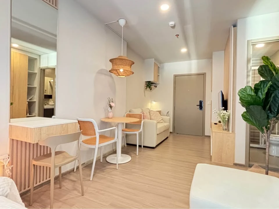 For rent: Aspire Sukhumvit - Rama 4, studio room, minimalist style, fully furnished, pool view. Book now!