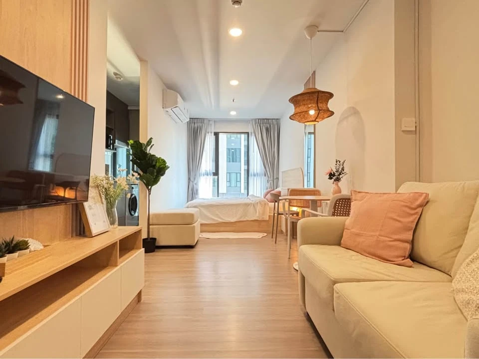 For rent: Aspire Sukhumvit - Rama 4, studio room, minimalist style, fully furnished, pool view. Book now!
