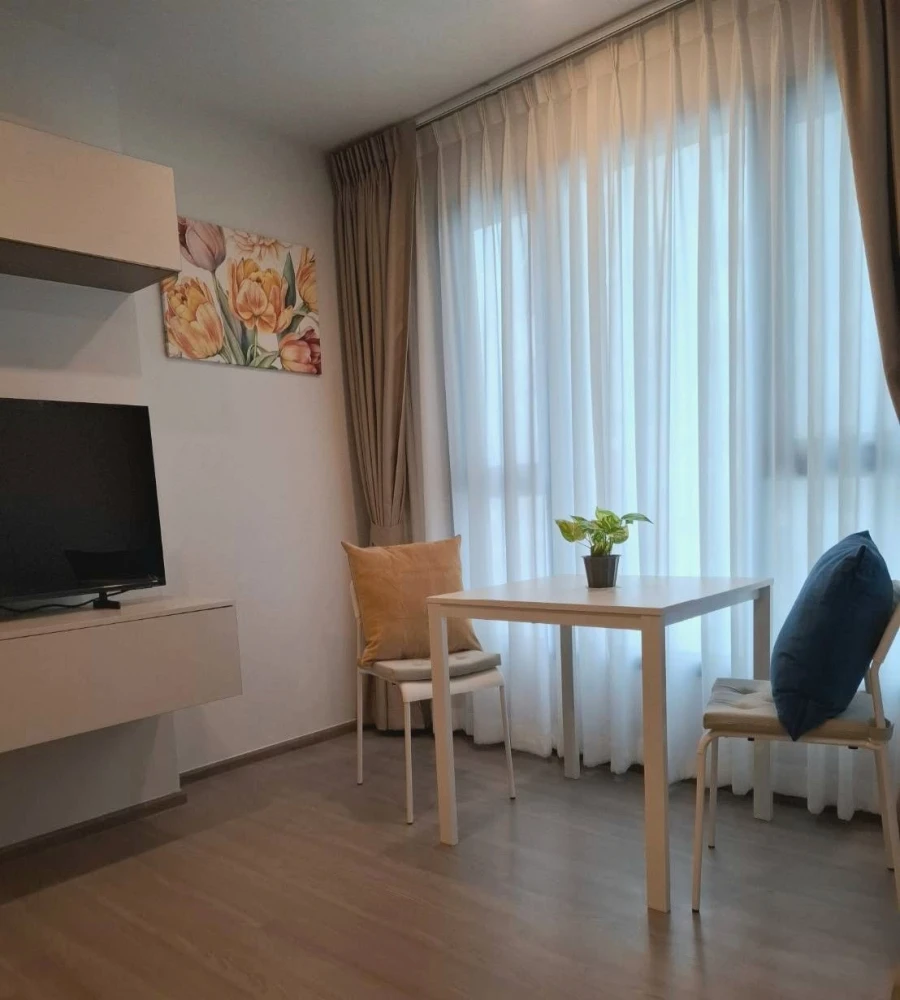 For Rent: Aspire Sukhumvit - Rama 4, studio unit with pool view, fully furnished, ready to move in immediately.
