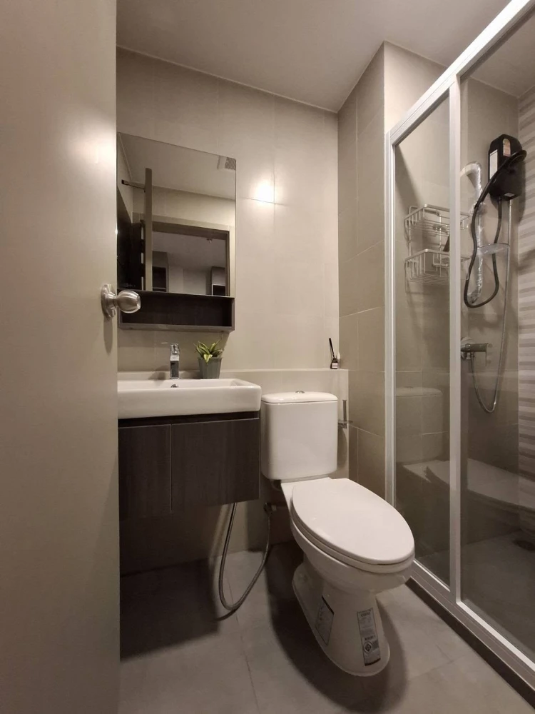 For Rent: Aspire Sukhumvit - Rama 4, studio unit with pool view, fully furnished, ready to move in immediately.