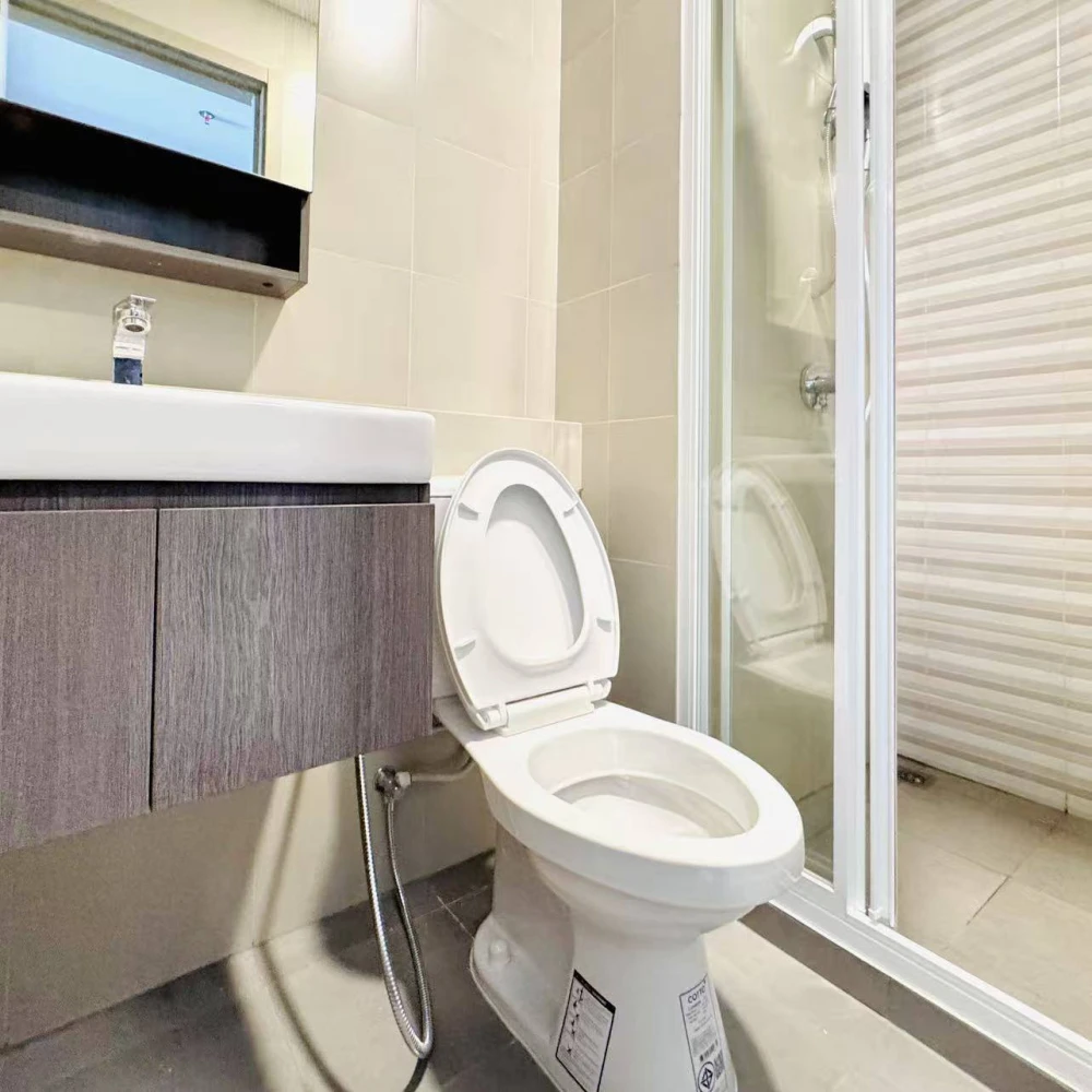 For rent: Aspire Sukhumvit - Rama 4, high floor unit with excellent ventilation. Fully furnished with appliances. Book now!