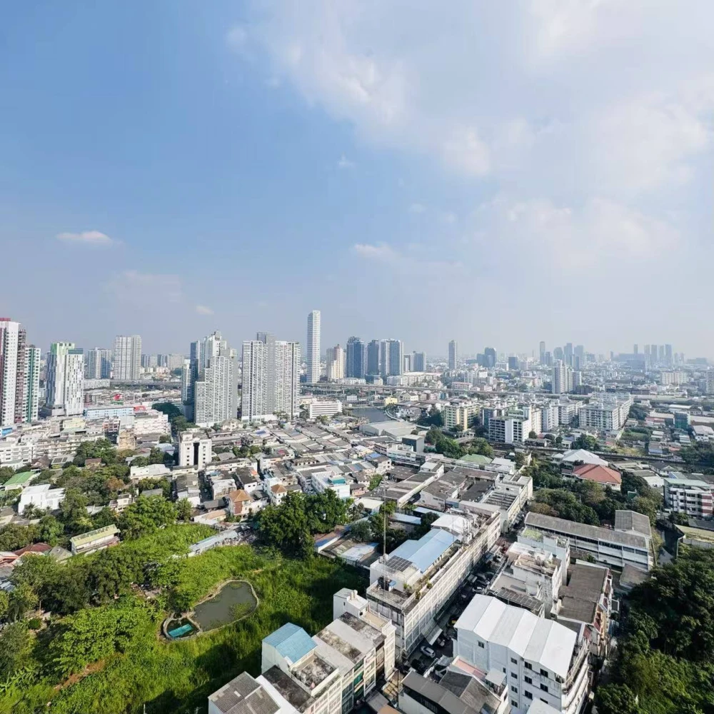 For rent: Aspire Sukhumvit - Rama 4, high floor unit with excellent ventilation. Fully furnished with appliances. Book now!