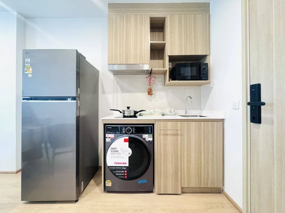 For rent: Aspire Sukhumvit - Rama 4, high floor unit with excellent ventilation. Fully furnished with appliances. Book now!