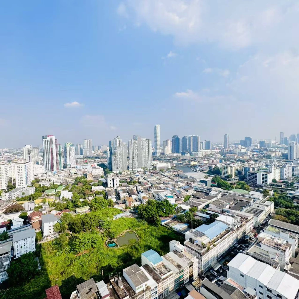 For rent: Aspire Sukhumvit - Rama 4, high floor unit with excellent ventilation. Fully furnished with appliances. Book now!