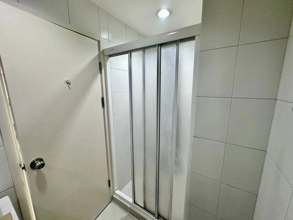 For rent: Aspire Ngamwongwan, partitioned room with complete furniture set. Don't miss this opportunity!