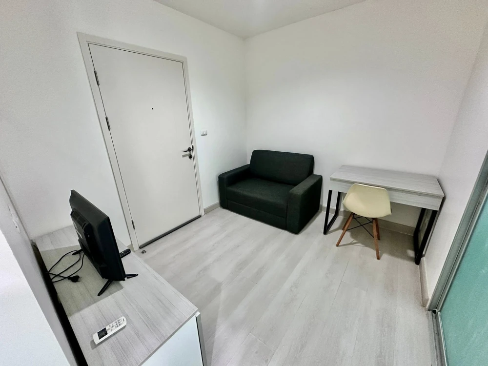 For rent: Aspire Ngamwongwan, partitioned room with complete furniture set. Don't miss this opportunity!