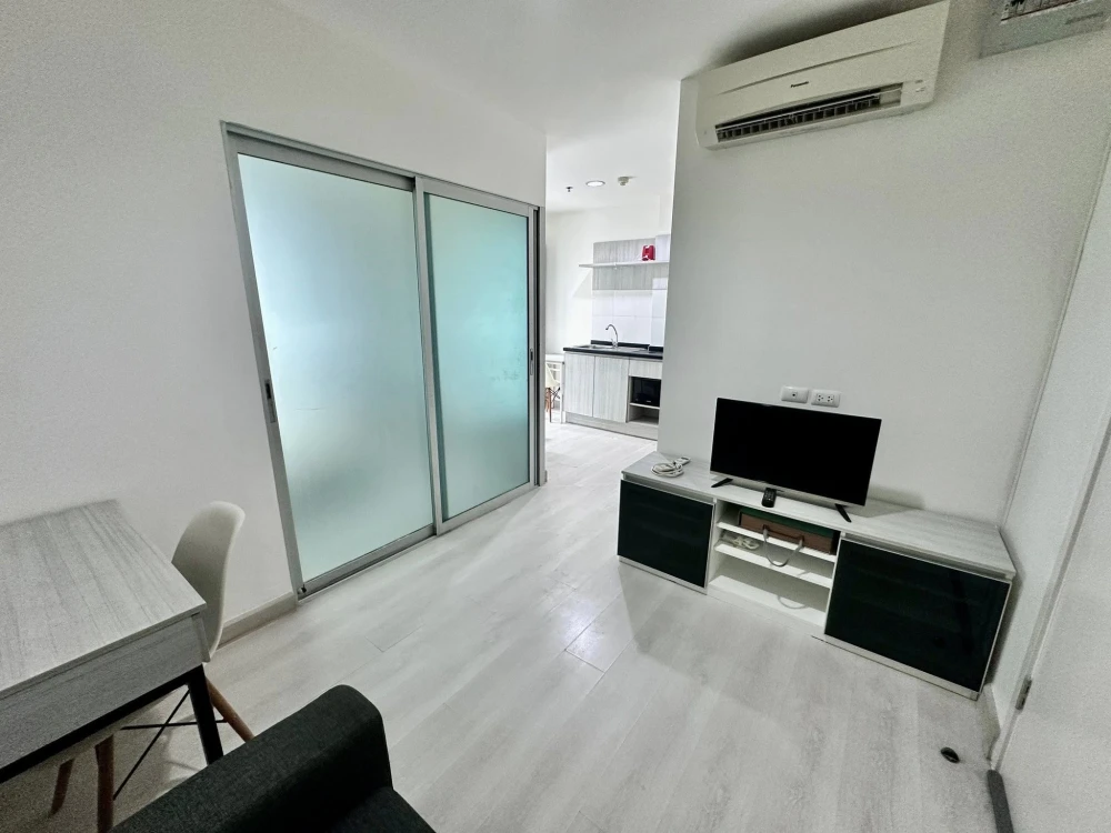 For rent: Aspire Ngamwongwan, partitioned room with complete furniture set. Don't miss this opportunity!