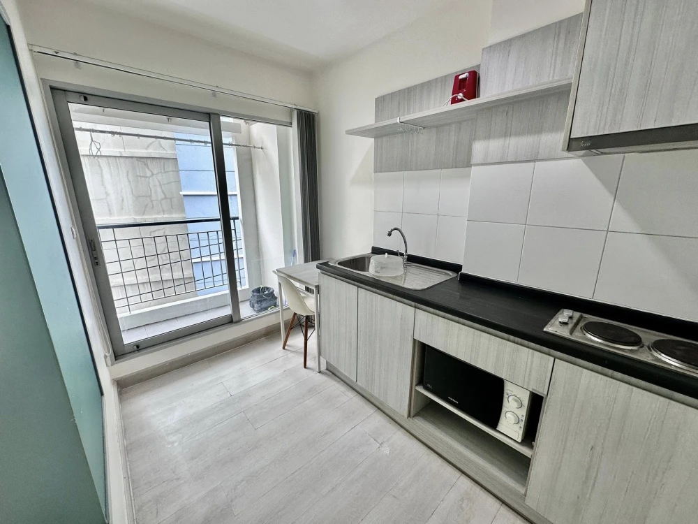 For rent: Aspire Ngamwongwan, partitioned room with complete furniture set. Don't miss this opportunity!
