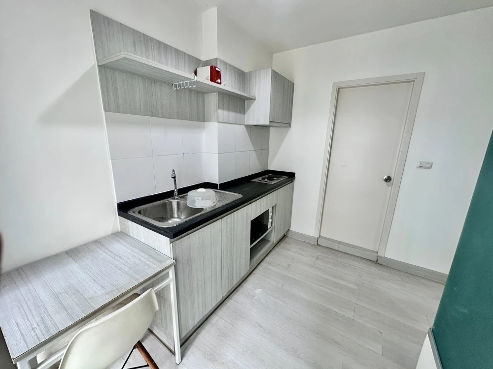 For rent: Aspire Ngamwongwan, partitioned room with complete furniture set. Don't miss this opportunity!