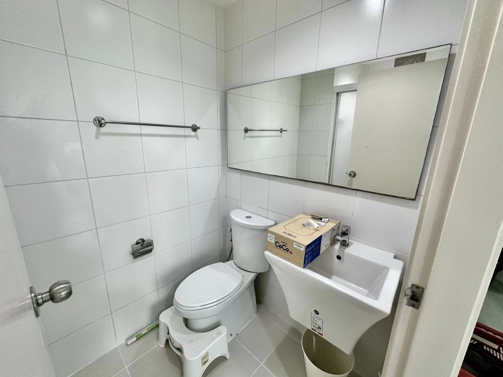 For rent: Aspire Ngamwongwan, partitioned room with complete furniture set. Don't miss this opportunity!
