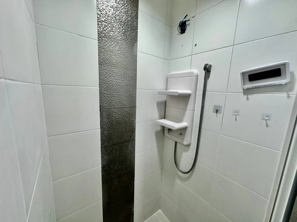 For rent: Aspire Ngamwongwan, partitioned room with complete furniture set. Don't miss this opportunity!