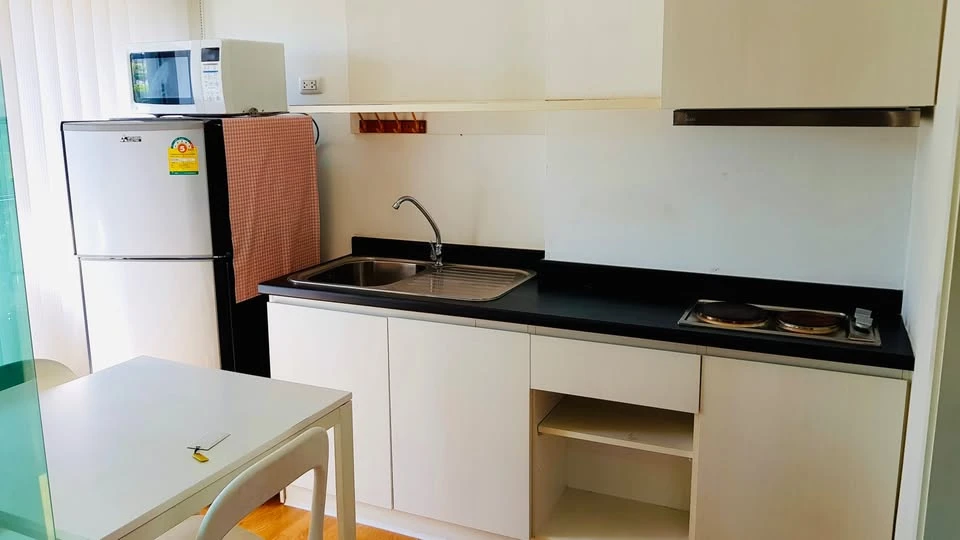 For rent: Aspire Rama 4, ready-to-move-in unit on the 4th floor (not too high), fully furnished. Don't miss this opportunity!