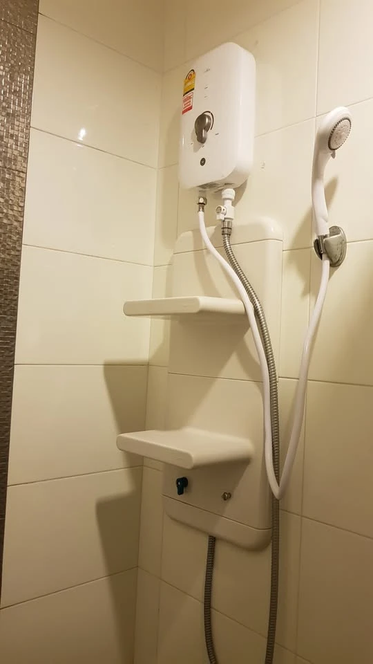 For rent: Aspire Rama 4, ready-to-move-in unit on the 4th floor (not too high), fully furnished. Don't miss this opportunity!