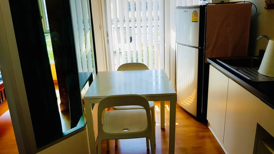 For rent: Aspire Rama 4, ready-to-move-in unit on the 4th floor (not too high), fully furnished. Don't miss this opportunity!