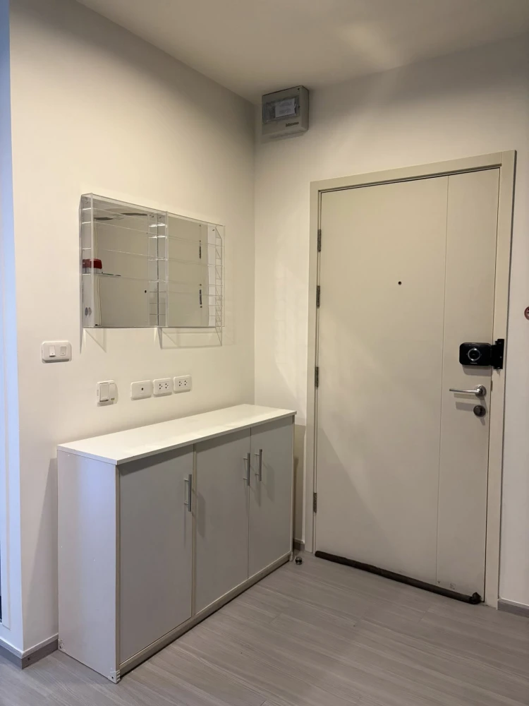 For rent: Aspire Sathorn-Ratchaphruek. Not exposed to direct sunlight. Parking available on the 6th floor; walk directly to the unit without needing t