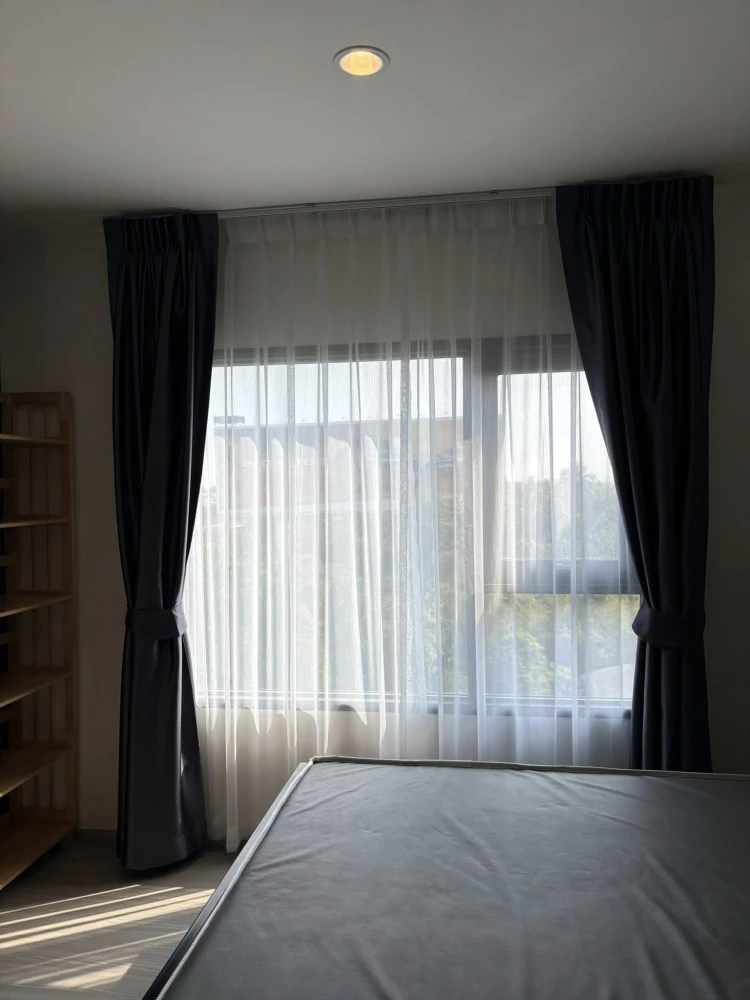 For rent: Aspire Sathorn-Ratchaphruek. Not exposed to direct sunlight. Parking available on the 6th floor; walk directly to the unit without needing t