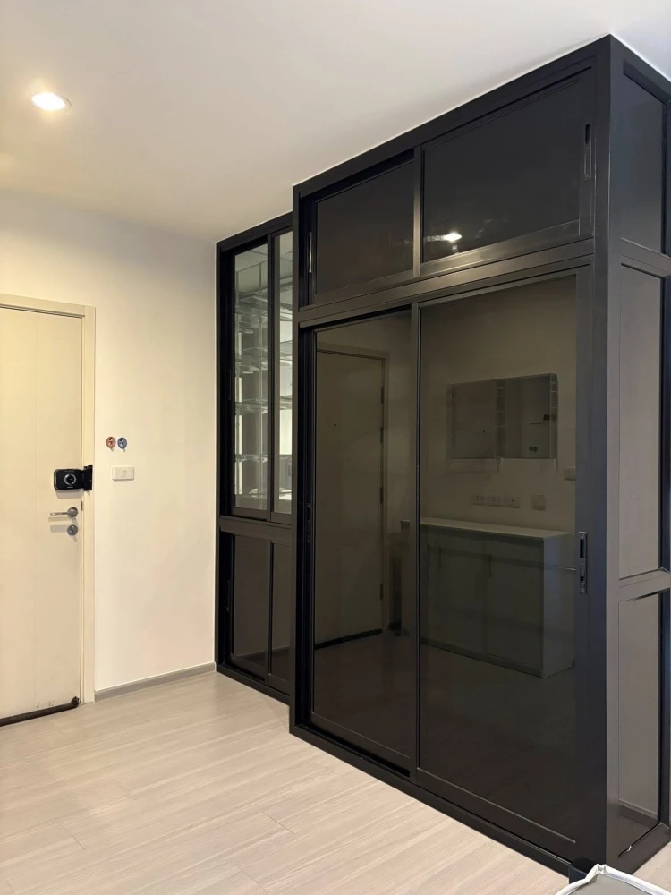 For rent: Aspire Sathorn-Ratchaphruek. Not exposed to direct sunlight. Parking available on the 6th floor; walk directly to the unit without needing t