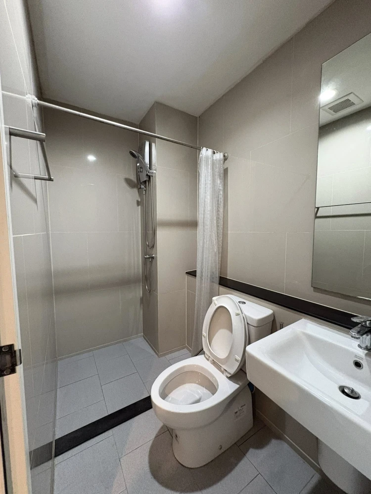 For rent: Aspire Sathorn-Ratchaphruek. Not exposed to direct sunlight. Parking available on the 6th floor; walk directly to the unit without needing t