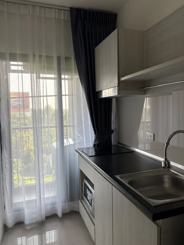 For rent: Aspire Sathorn-Ratchaphruek. Not exposed to direct sunlight. Parking available on the 6th floor; walk directly to the unit without needing t