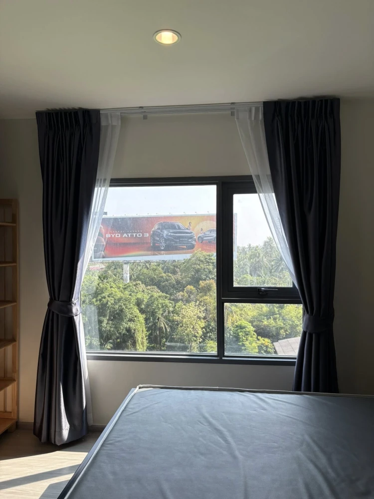 For rent: Aspire Sathorn-Ratchaphruek. Not exposed to direct sunlight. Parking available on the 6th floor; walk directly to the unit without needing t