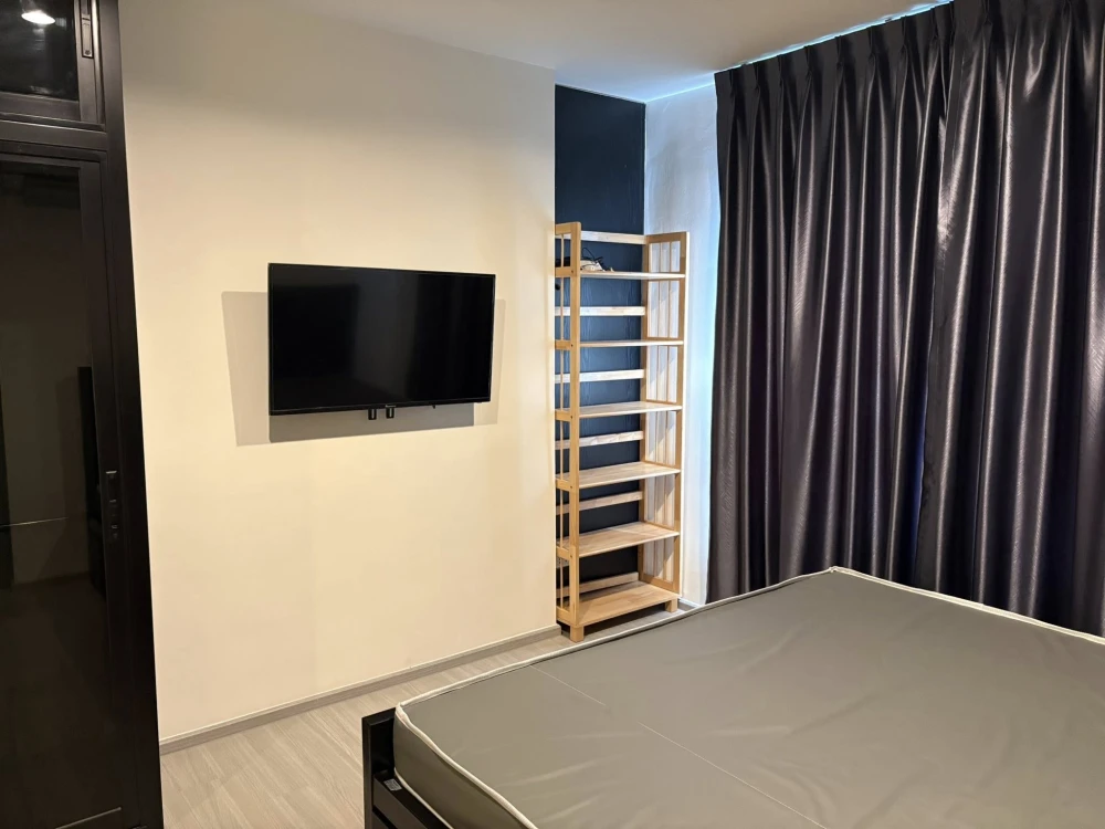 For rent: Aspire Sathorn-Ratchaphruek. Not exposed to direct sunlight. Parking available on the 6th floor; walk directly to the unit without needing t
