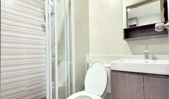For rent Aspire Sukhumvit - Rama 4, corner room, not crowded, view of the pool, very chill, ready to move in