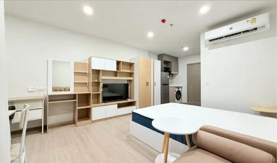 For rent Aspire Sukhumvit - Rama 4, corner room, not crowded, view of the pool, very chill, ready to move in