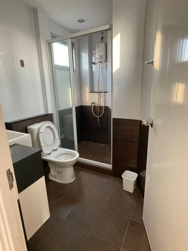 For rent: Assakarn Place Srinakarin, 10th floor, fully furnished room, ready to move in. Interested? Book now, don't wait.