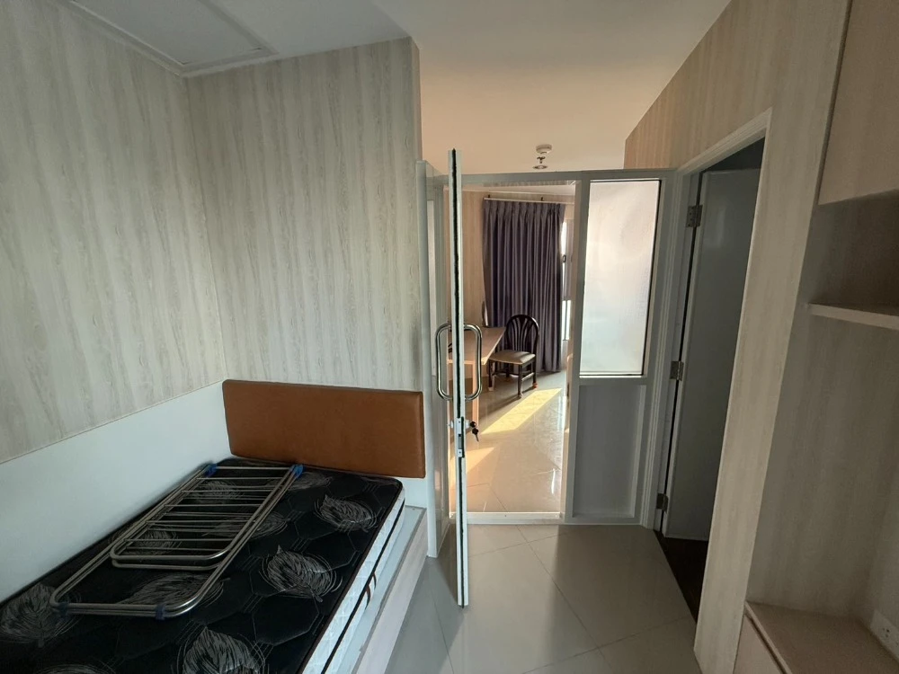 For rent: Assakarn Place Srinakarin, 10th floor, fully furnished room, ready to move in. Interested? Book now, don't wait.