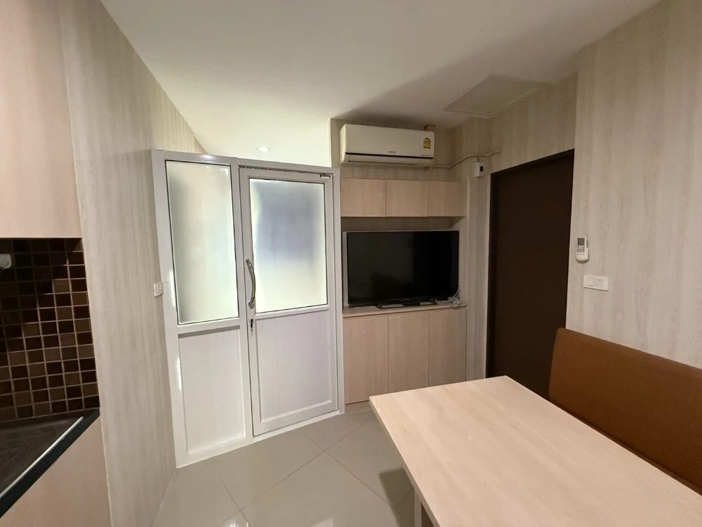 For rent: Assakarn Place Srinakarin, 10th floor, fully furnished room, ready to move in. Interested? Book now, don't wait.