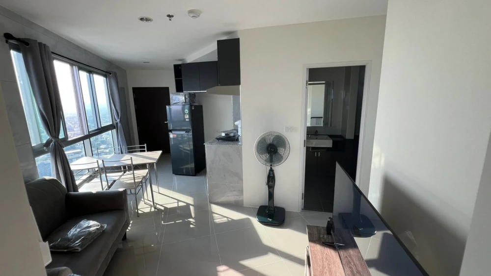 For rent: Assakarn Place Srinakarin, 36th floor, corner room, fully furnished, ready to move in, book now, don't wait.